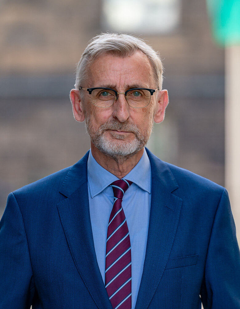 Porträt von Innenminister Armin Schuster