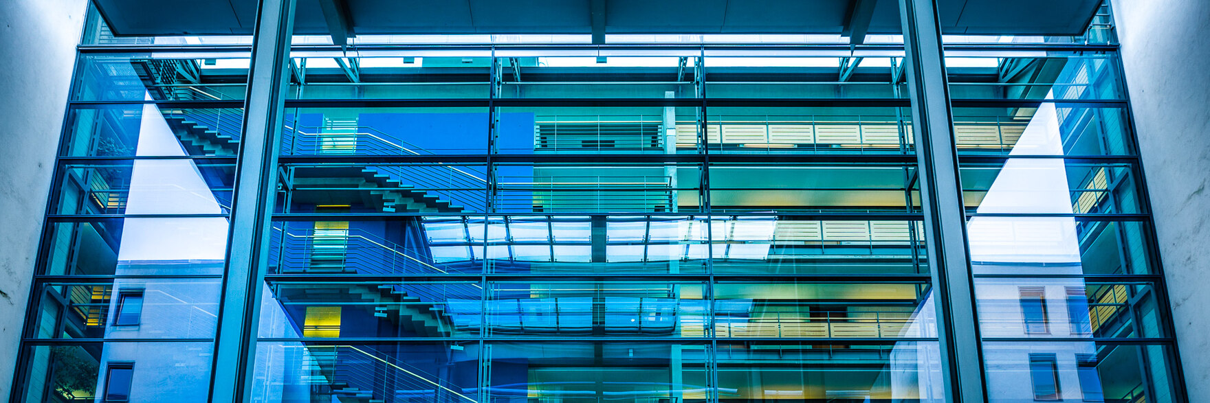 Blick von außen auf die Glasfront zum Treppenhaus.