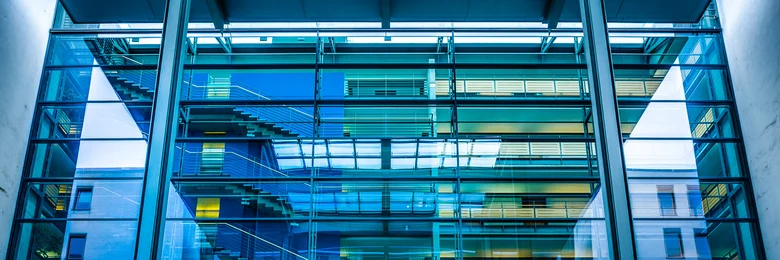 Blick von außen auf die Glasfront zum Treppenhaus.