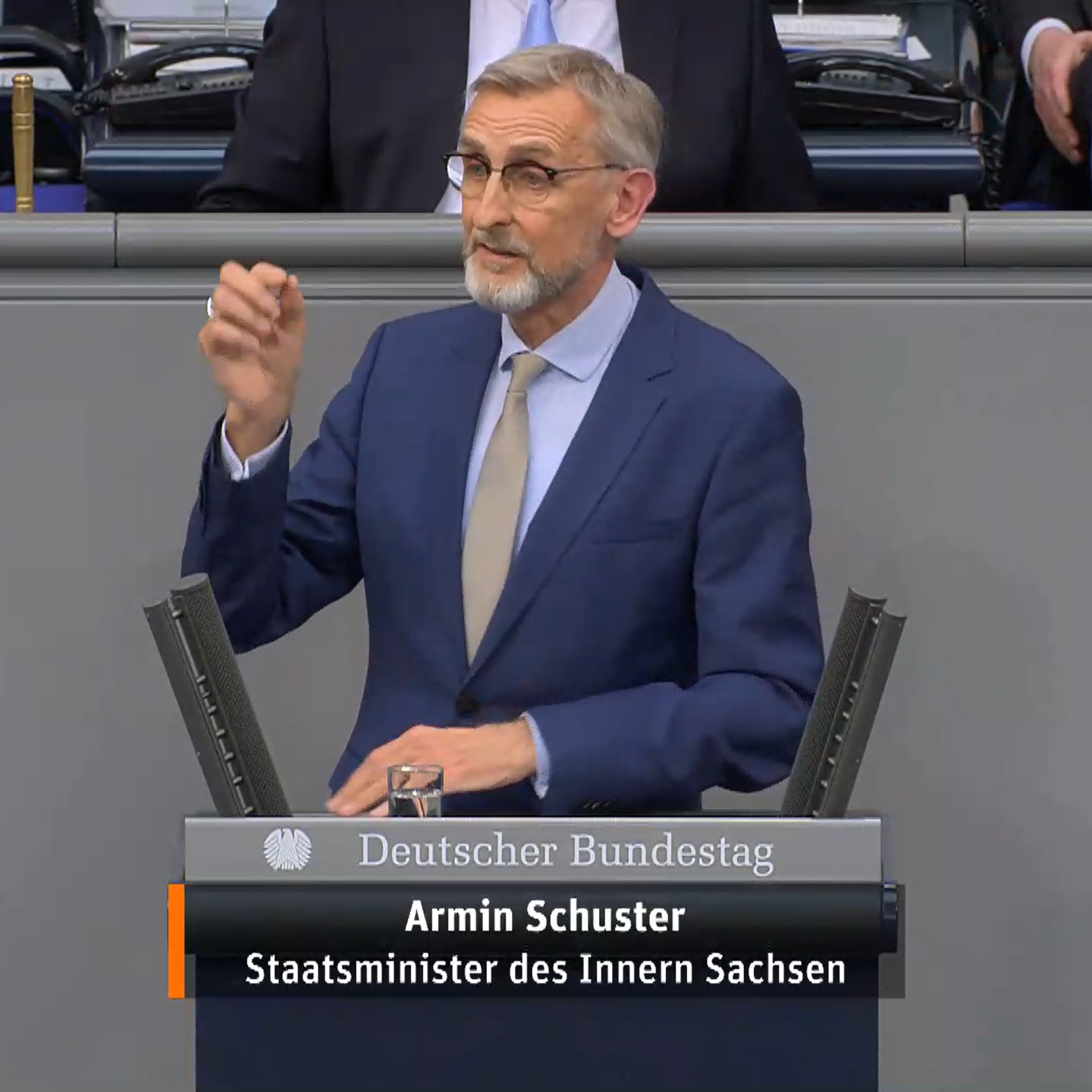 Innenminister Armin Schuster am Rednerpult im Plenarsaal des Deutschen Bundestages